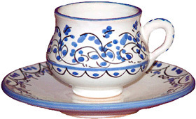 Taza cafe y plato azul
